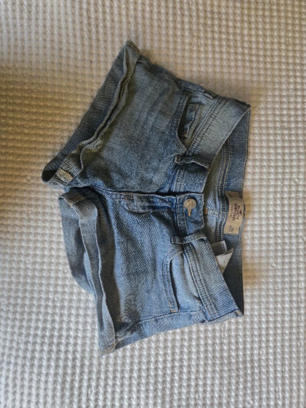 Hollister Women's Light-Wash Low-Rise Cuffed Denim Shorts W25 Size 1